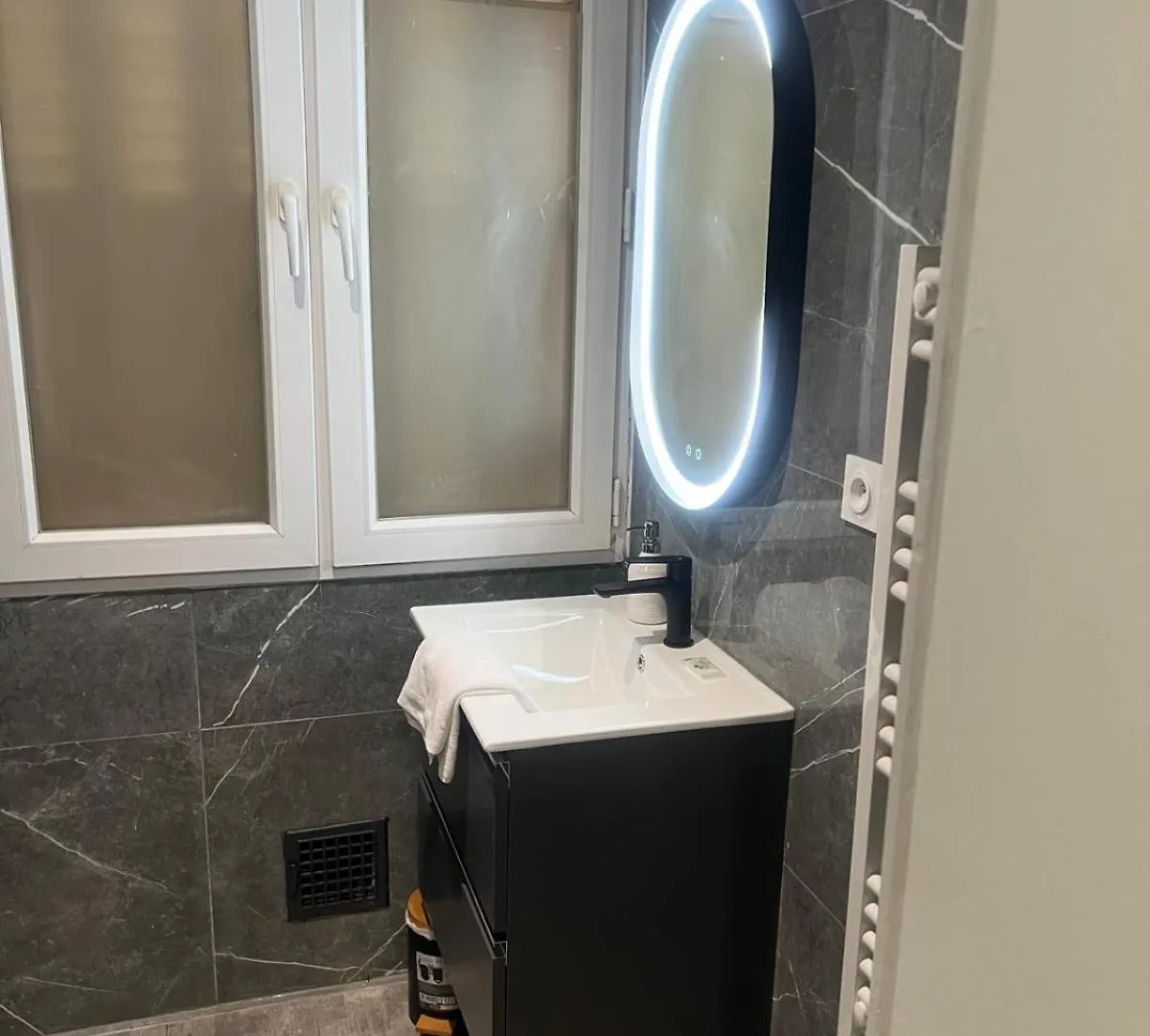 Cabana & Le Carrefour Lyonnais - Metro 5 Min Villeurbanne Apartment