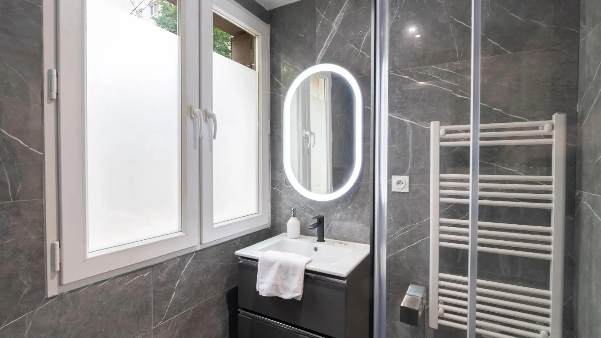 Apartment Cabana & Le Carrefour Lyonnais - Metro 5 Min Villeurbanne